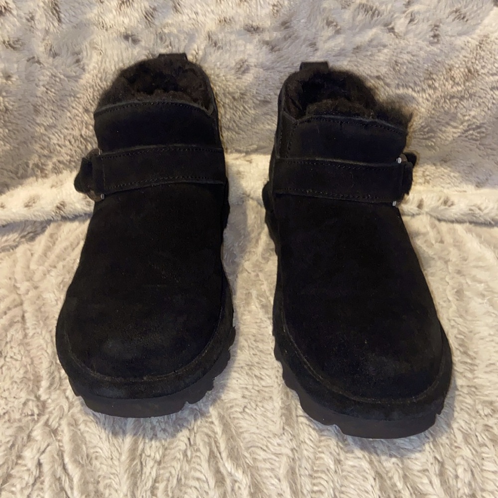 bear paw, mini Bailey uggs. Color black.